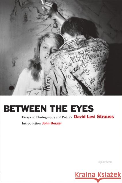 David Levi Strauss: Between the Eyes: Essays on Photography and Politics Strauss, David Levi 9781597112147 Not Avail