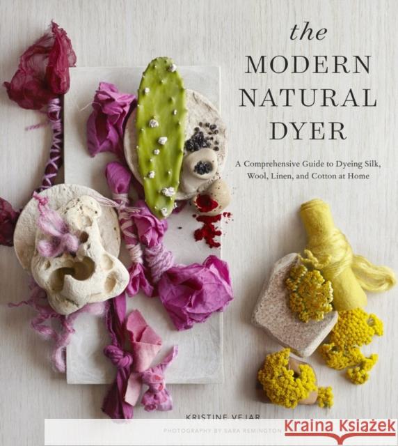 The Modern Natural Dyer: A Comprehensive Guide to Dyeing Silk, Wool, Linen, and Cotton at Home Kristine Vejar 9781617691751 Stewart, Tabori & Chang Inc